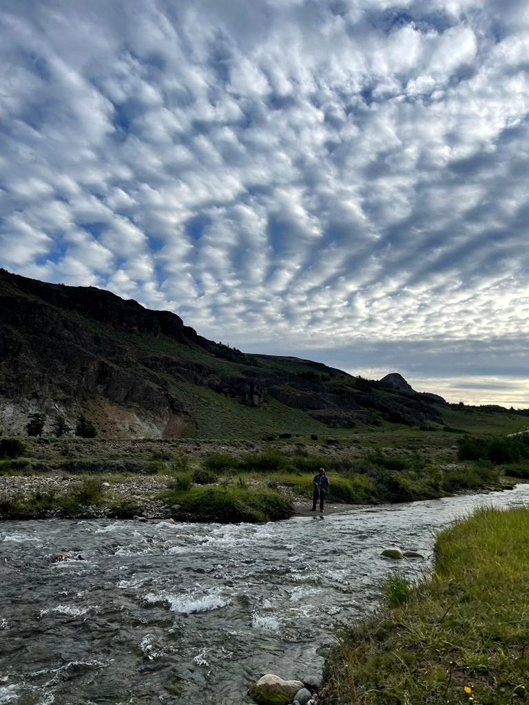 Paisaje patagónico con pescador a distancia